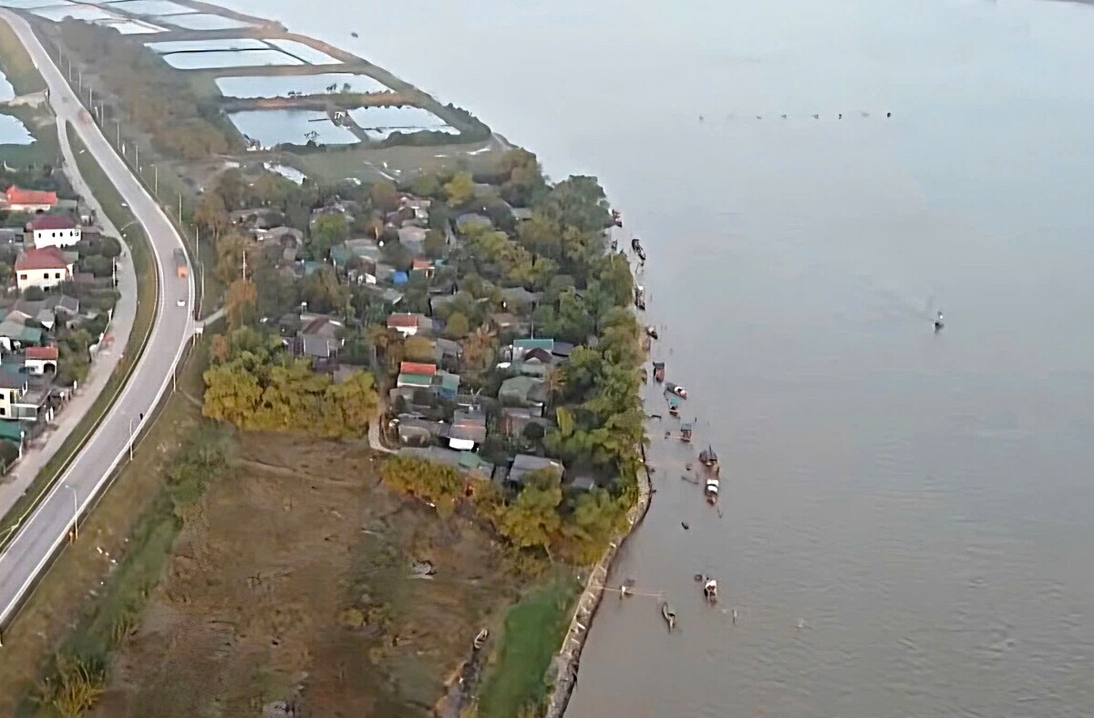 Nhà cửa chực chờ đổ sập, dân "dài cổ" chờ tái định cư