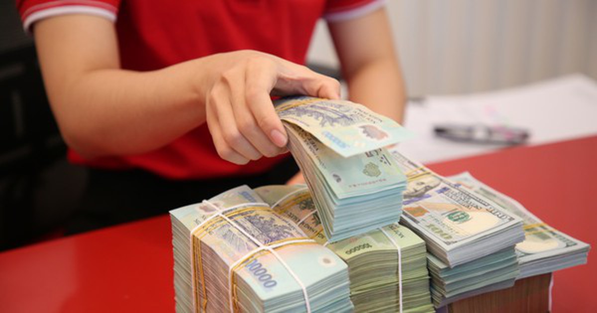 Vì sao các ngân hàng dồn dập tăng lãi suất huy động?