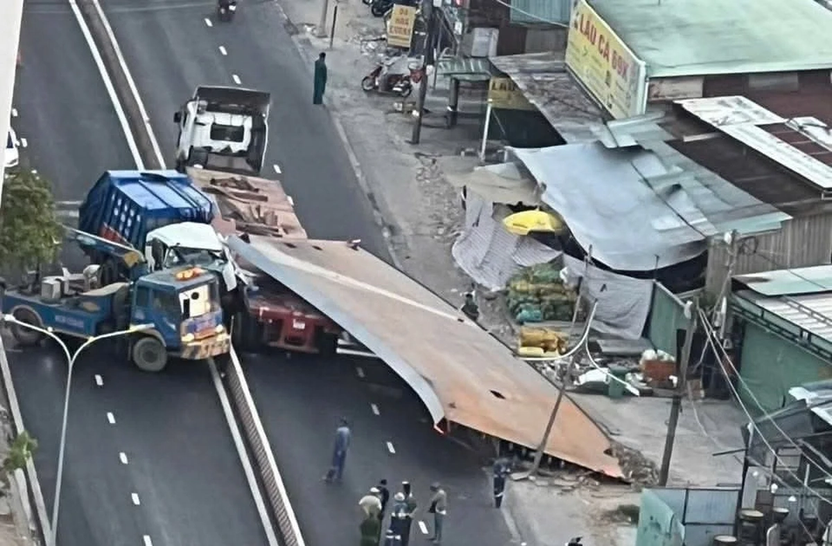 Tấm thép 10 tấn đè nát cabin, tài xế xe rác tử vong tại chỗ