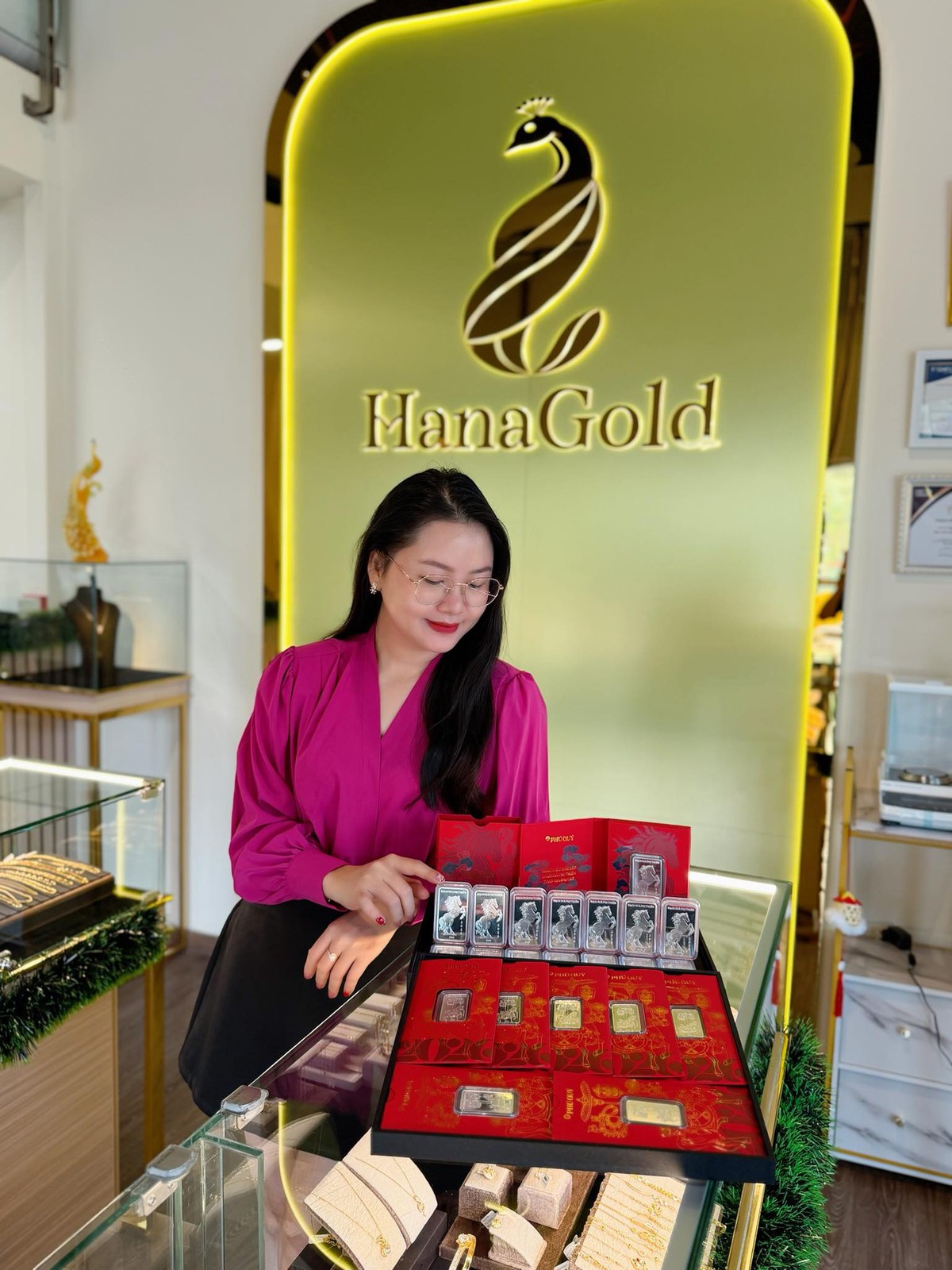 Trước ngày bị bắt, Hana Ngô vẫn kêu gọi nhà đầu tư mua vàng của HanaGold, lên nhiều clip “nói đạo lý” và dạy hướng nghiệp