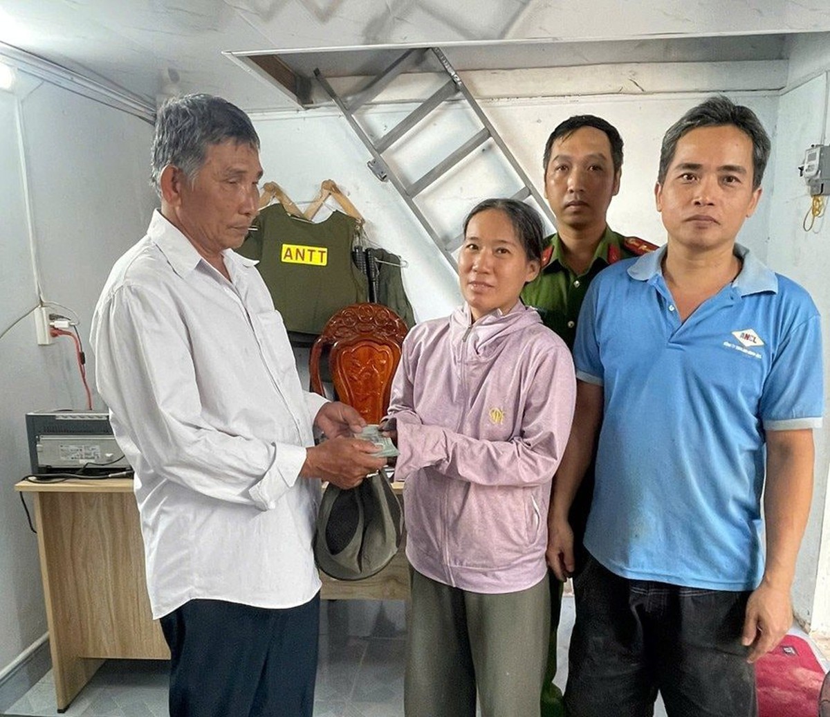 Phát hiện cọc tiền 500K trong túi nilon nằm chơ vơ trên đường, tổng 60 triệu đồng: Công an lập tức vào cuộc xác minh