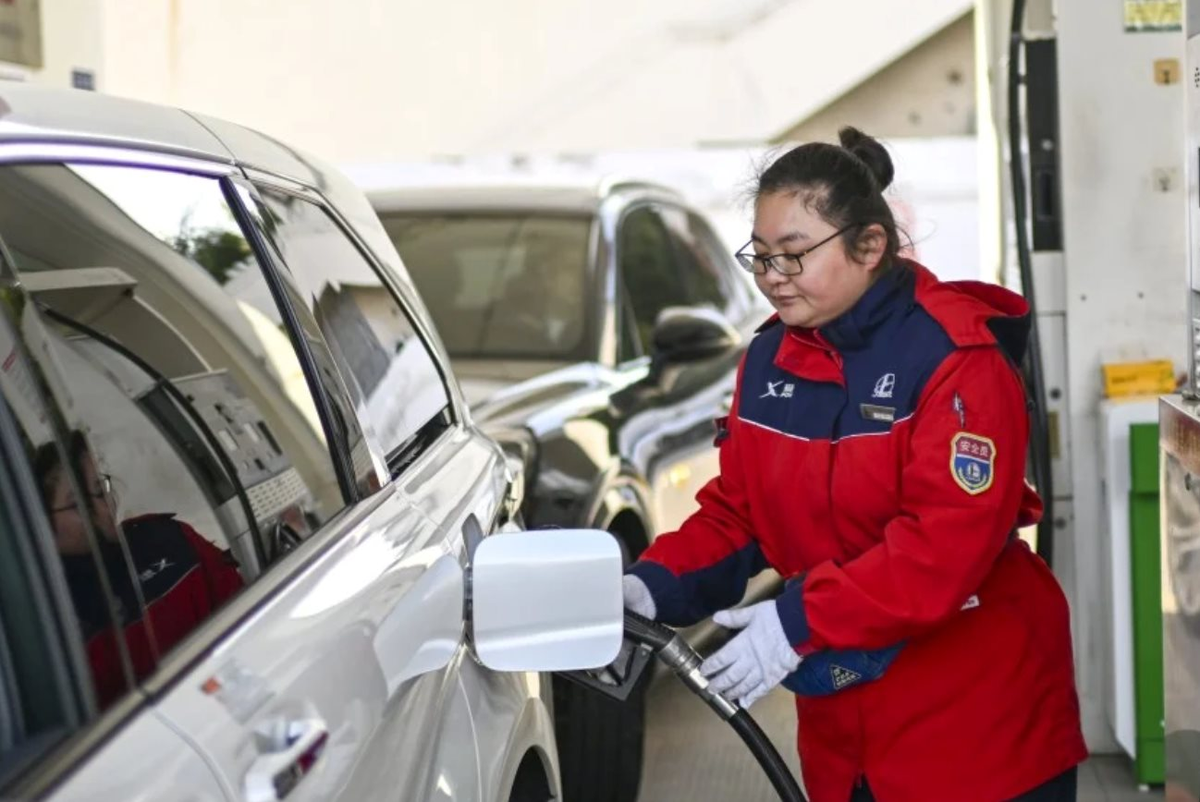 Chi phí nuôi ô tô xăng tăng 700 nghìn đồng/tháng, xe điện bỗng trở thành "phao cứu sinh": Cả thế giới "quay xe" chỉ trong 1 tuần