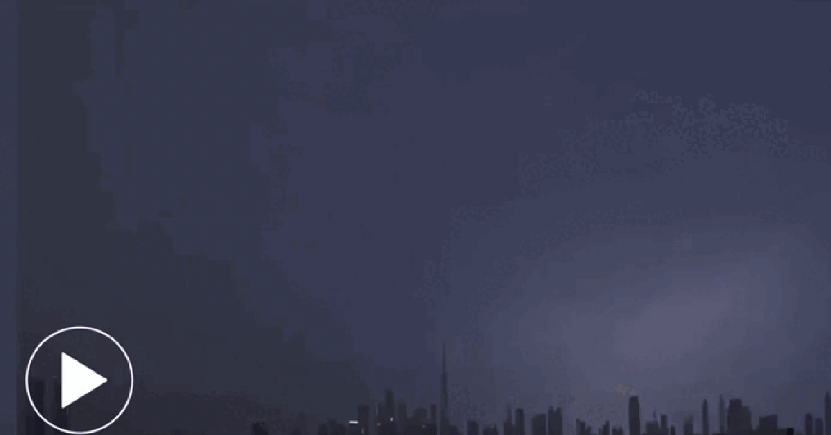 Khoảnh khắc sét đánh thẳng vào toà nhà cao nhất thế giới: Cảnh tượng như ngày "tận thế" ở Dubai