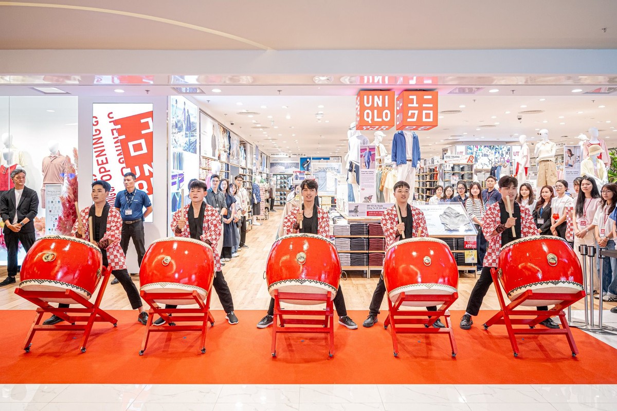 Hàng trăm khách hàng xếp hàng dài trước cửa hàng UNIQLO Hanoi Centre