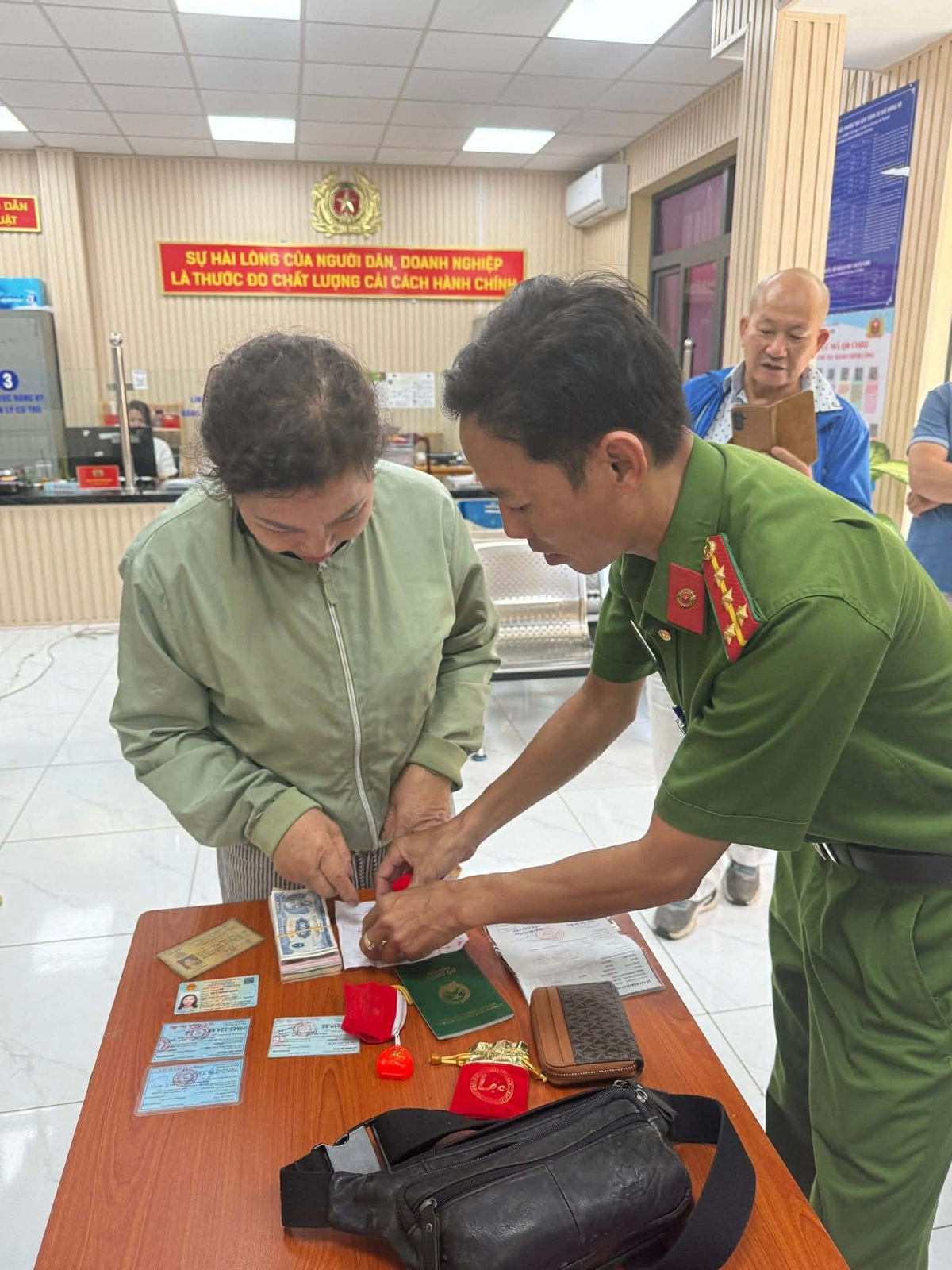 Bỏ quên túi xách chứa gần 10 chỉ vàng và kim cương trên taxi, người phụ nữ nhận lại "phép màu" trị giá hơn 3 tỷ đồng