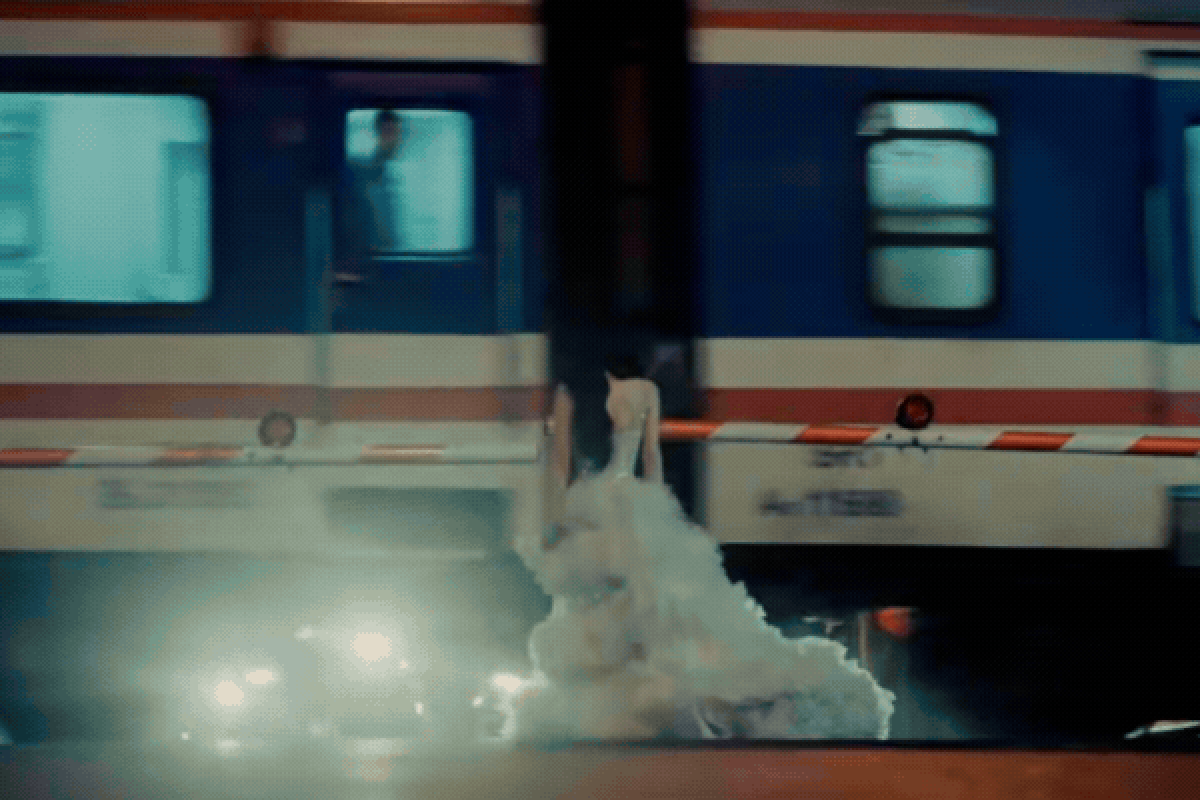 Cô dâu xách váy đi trên phố cũng hot rần rần, hoá ra là mỹ nhân Việt duy nhất được báo Hàn tung hô "tình đầu quốc dân"