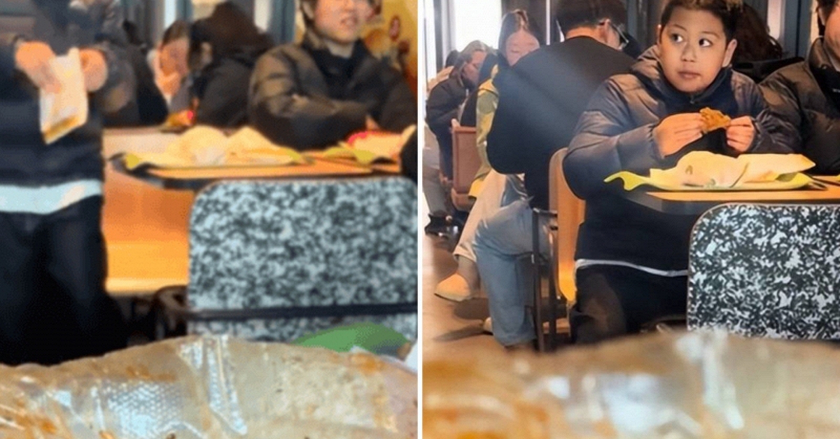 Mẹ mang đồ ăn ngoài vào McDonald"s, con trai thà ngồi với người lạ chứ không ăn cùng mẹ