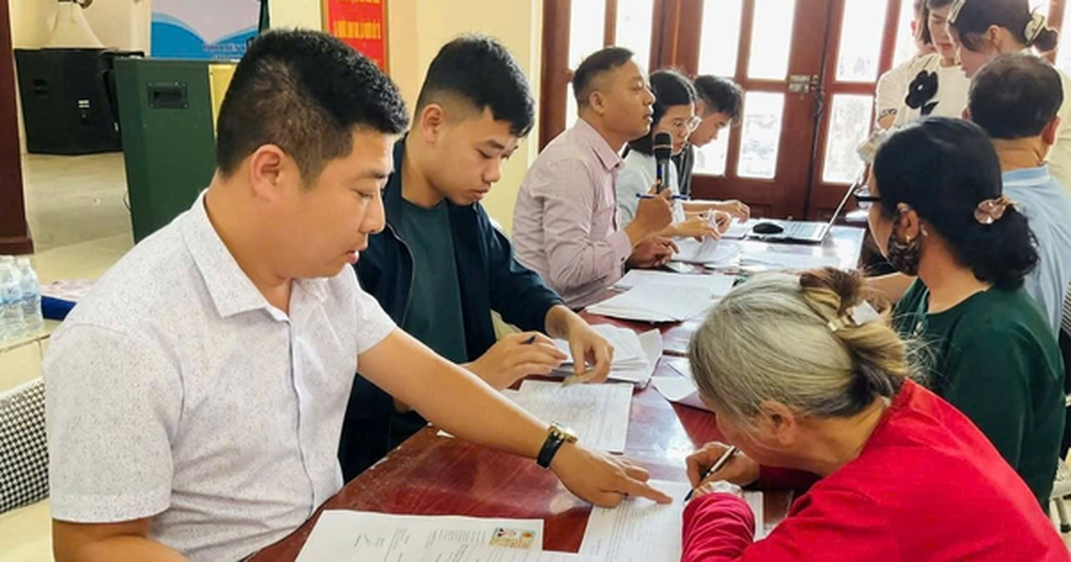 Người dân nhận tiền đền bù tại dự án khu công nghiệp gần 240ha do Vingroup đầu tư