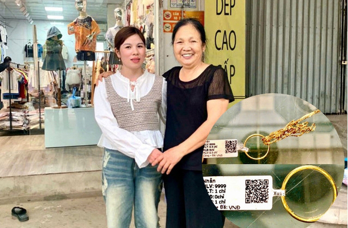 Phát hiện 2 nhẫn tròn, dây chuyền vàng 9999 trước cửa nhà, cụ bà SN 1957 trình báo công an truy tìm