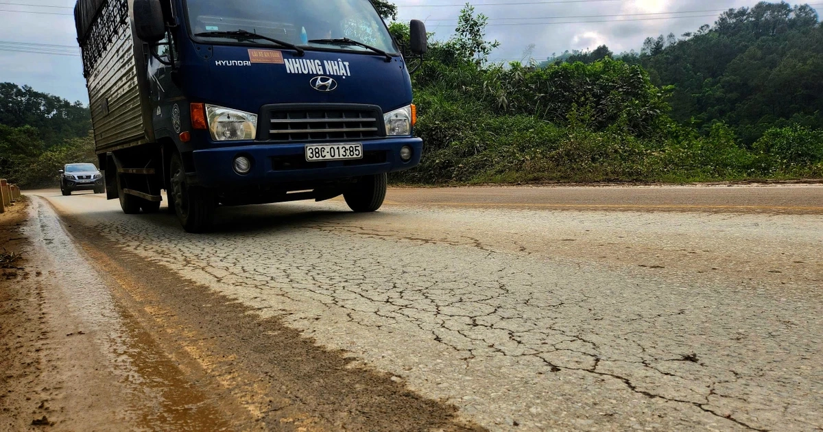 Quốc lộ 15 xuống cấp, chi chít ổ gà, ổ voi