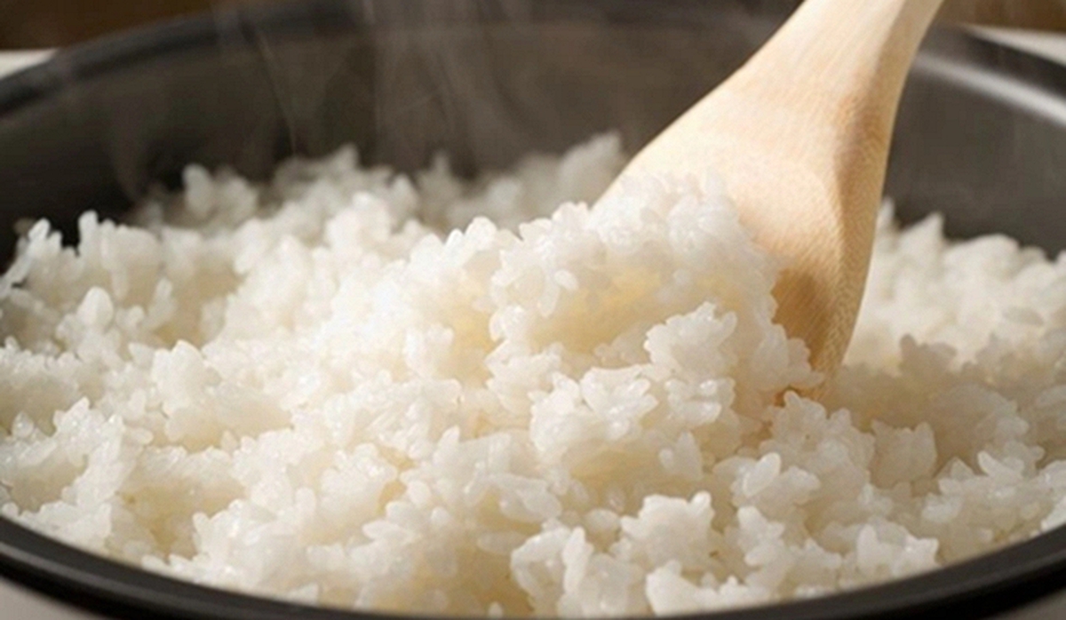 1 mẹo nhỏ giúp cơm nguội mềm xốp như mới nấu, chỉ với một viên đá