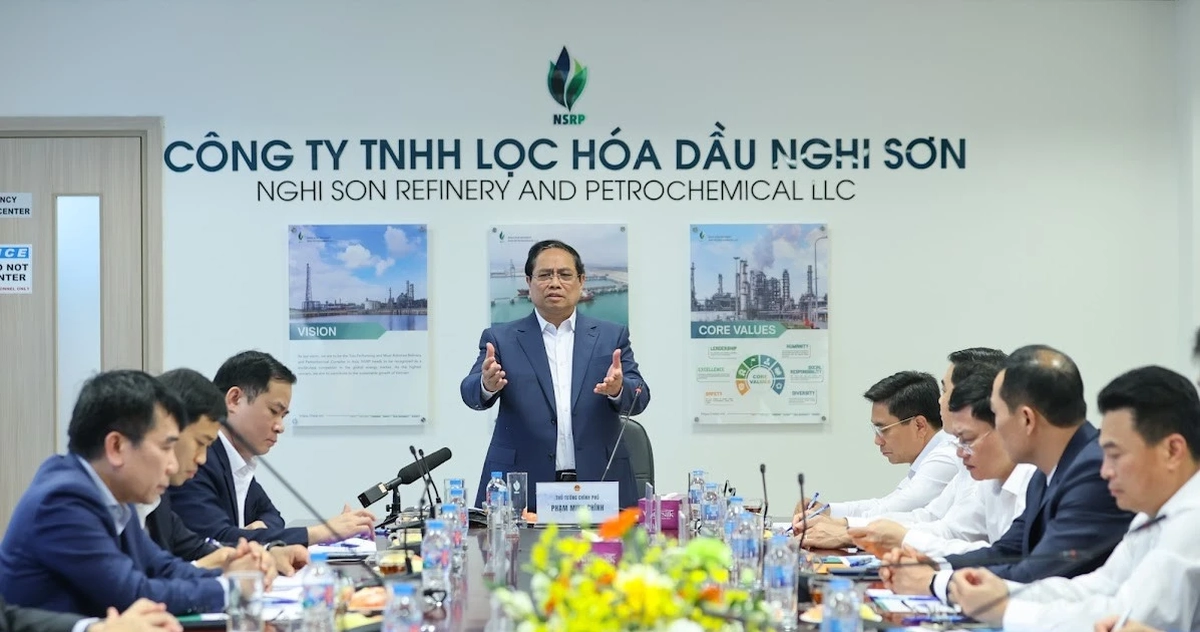 Thủ tướng làm việc tại Nhà máy Lọc hóa dầu Nghi Sơn, khảo sát địa điểm xây kho dầu chiến lược