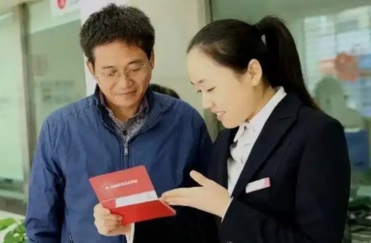 Khách gửi tiết kiệm 209 triệu đồng được tặng bảo hiểm nhân thọ, vài tháng sau cần tiền đi rút thì được ngân hàng thông báo: “10 năm nữa hãy quay lại”