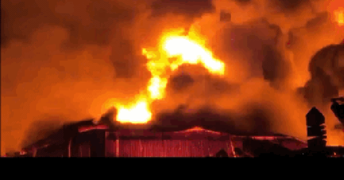 Kho xưởng đồ gỗ bốc cháy dữ dội gần bệnh viện K Tân Triều