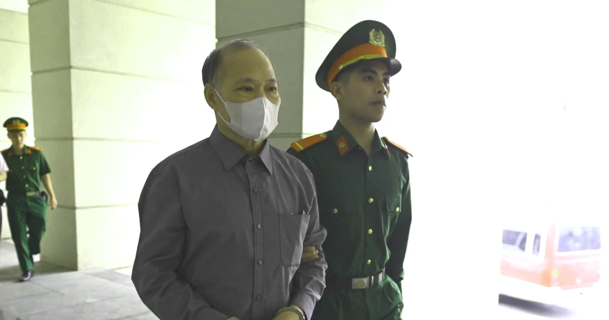 Cảnh dẫn giải cựu Thứ trưởng Hoàng Văn Thắng cùng đồng phạm đến tòa