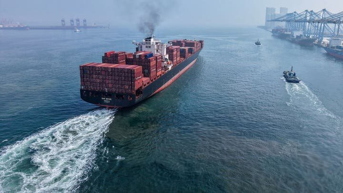 Đang tiến thẳng tới eo biển Hormuz, 3 tàu Trung Quốc bất ngờ nhận cảnh báo, đột ngột quay đầu