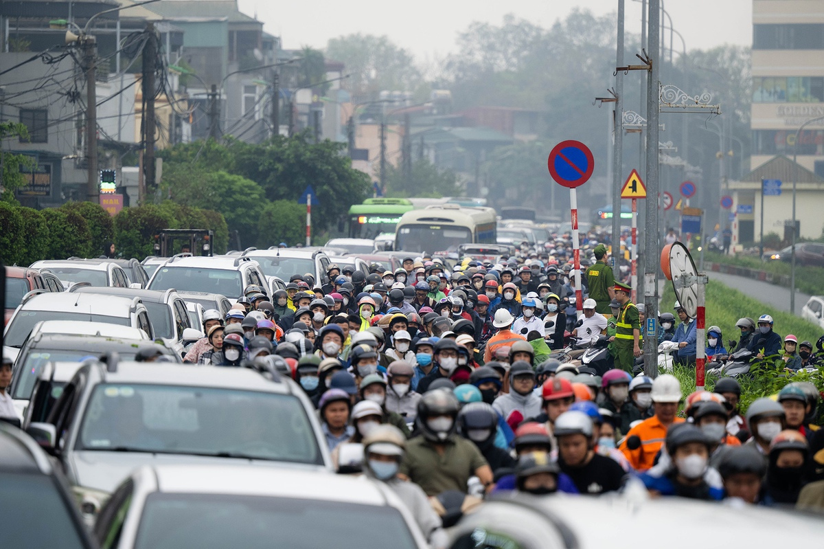 Cầu Long Biên tạm dừng, Chương Dương quá tải: Người dân mệt mỏi chôn chân giữa dòng xe ùn tắc