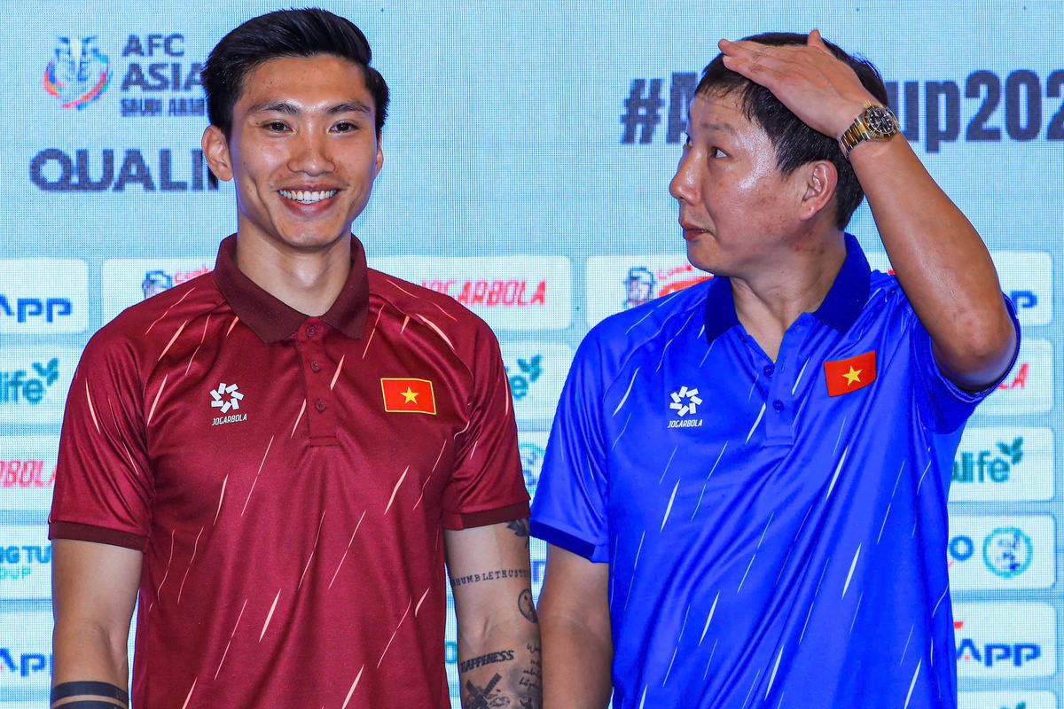 Văn Hậu gây sốt vì hành động tinh tế với HLV Kim Sang-sik, màn so chiều cao của hai trò mới cực đáng yêu