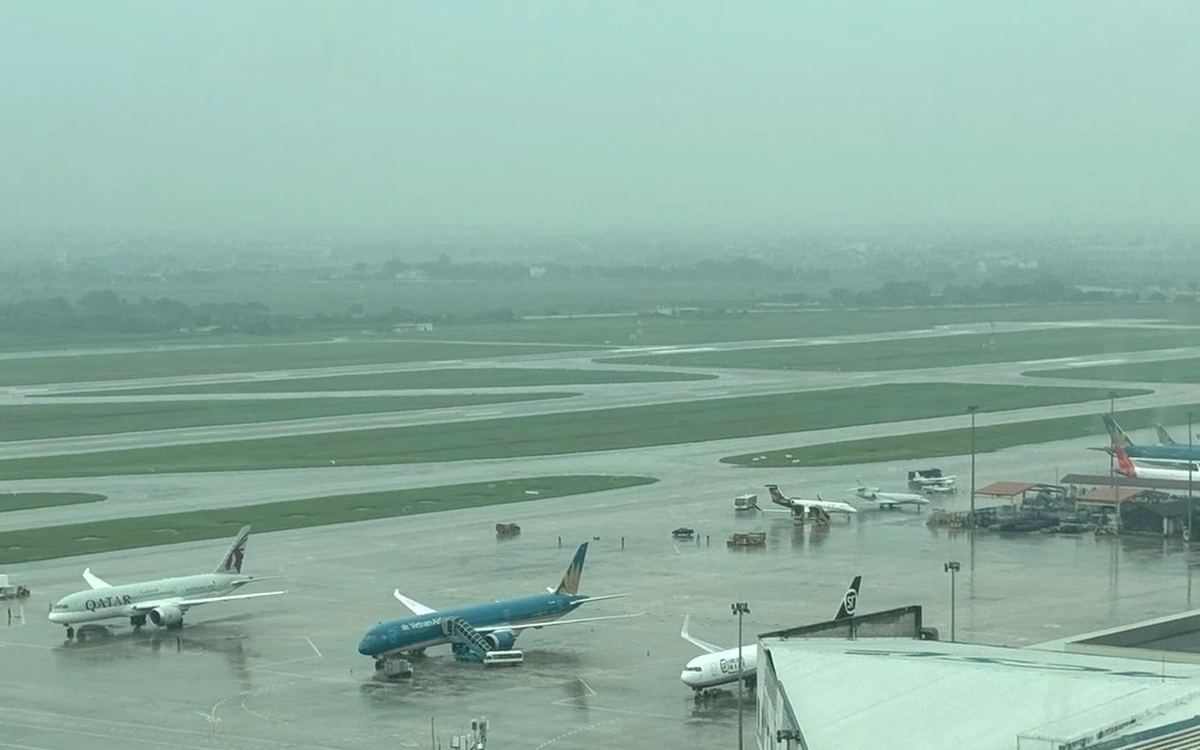 Mưa dông làm gián đoạn hoạt động nhiều sân bay miền Bắc