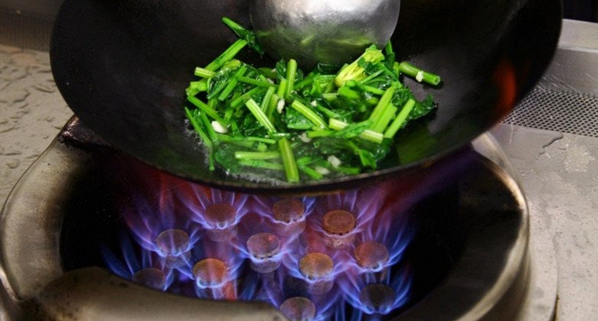 Dầu ô liu phải "chịu thua" loại dầu này khi nấu món xào, bác sĩ nghiêm mặt: 3 loại dầu này ĐỪNG BAO GIỜ dùng!