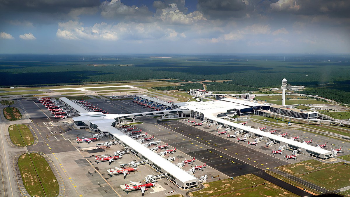 Giữa khủng hoảng nhiên liệu, láng giềng Việt Nam vẫn bán vé bay khứ hồi chỉ 900.000 đồng