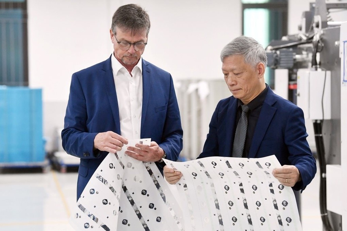 Làm loại giấy in tiền khiến tội phạm làm giả đầu hàng, doanh nghiệp Việt nhận được cam kết dành riêng một công nghệ đặc biệt từ Tập đoàn Đức 130 năm