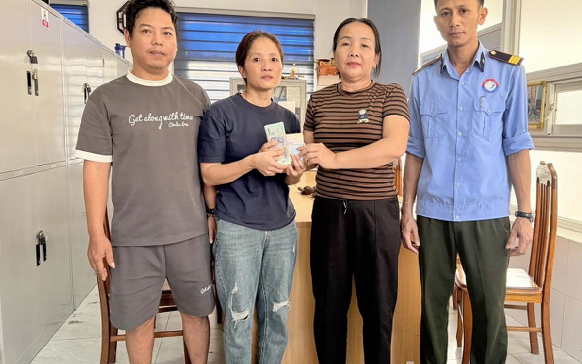 Phát hiện cọc tiền có hàng loạt tờ 500K nằm chơ vơ trước cổng bệnh viện