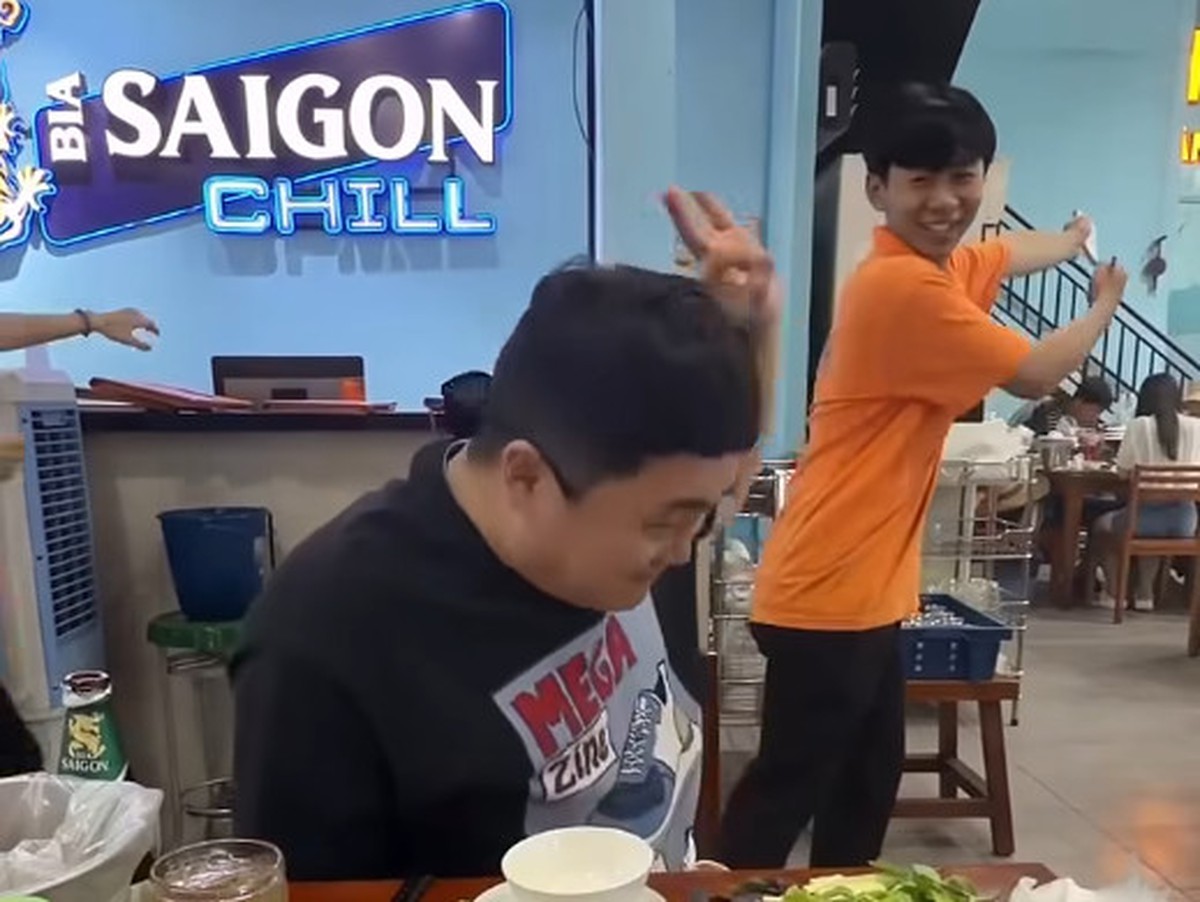 Không nói tiếng Việt hay Google dịch, khách Hàn làm 1 hành động lạ khiến nhân viên lập tức hiểu ý: 90.000 người xem xong phải “há hốc”