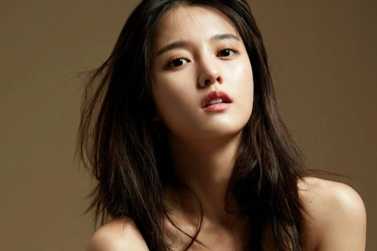 Nữ diễn viên Hàn Quốc ăn phở, uống cà phê đường tàu ở Hà Nội