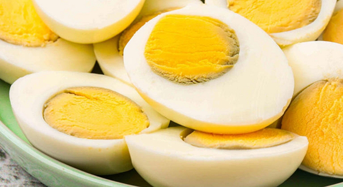 Trứng luộc có vòng màu xanh quanh lòng đỏ có an toàn để ăn không?