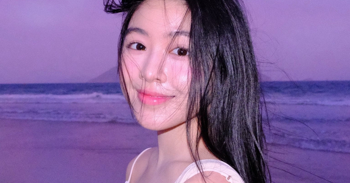 Lọ Lem không mặc bikini, ra biển vẫn là "thần"!