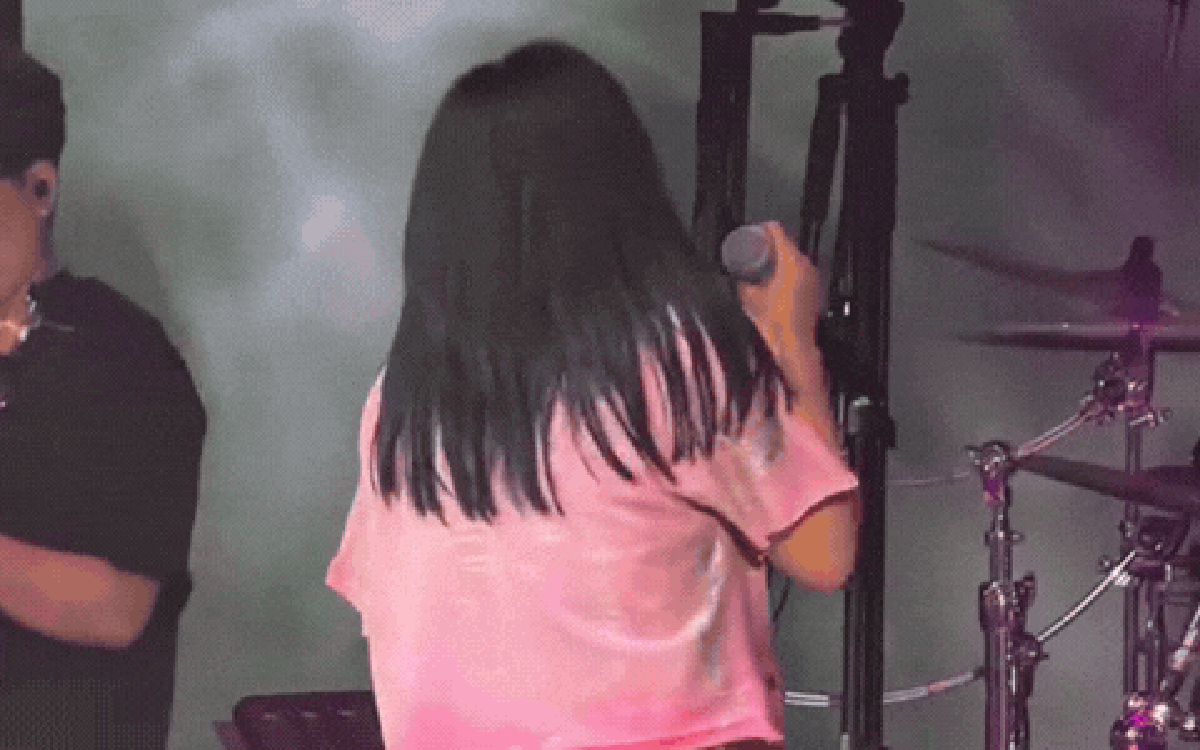 Việt Nam có ca sĩ nhận cát-xê 200 lượng vàng, là người đầu tiên tổ chức concert ở sân vận động