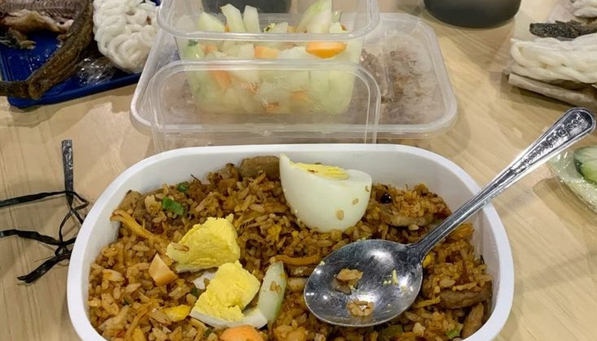 Bác sĩ cảnh báo: Hạt vi nhựa có thể "chất đầy" não nếu làm việc này khi ăn, rất quen với dân văn phòng