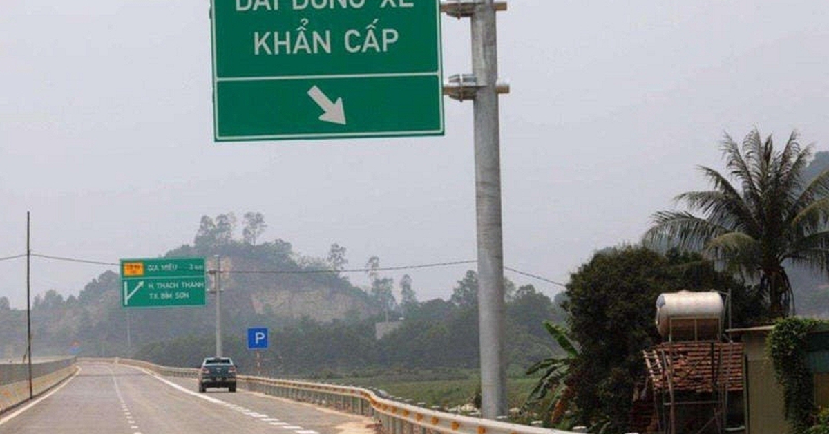 Cục CSGT nêu rõ 3 việc bắt buộc phải làm khi dừng xe khẩn cấp trên cao tốc