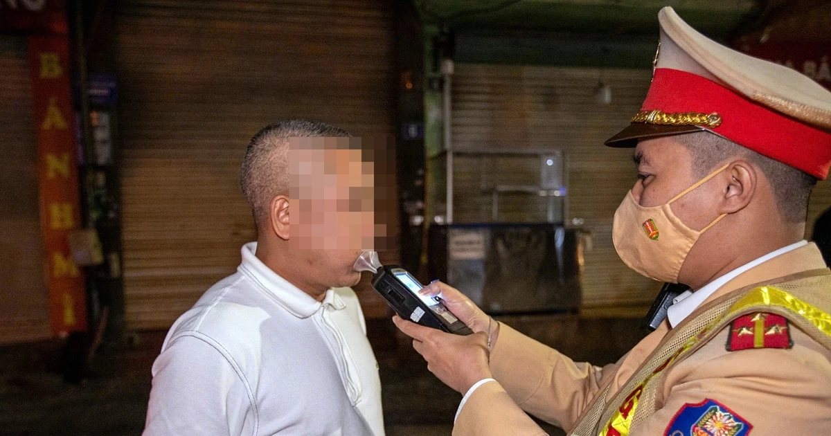 Hà Nội: Một chốt kiểm tra nồng độ cồn liên tục phát hiện tài xế ô tô vi phạm