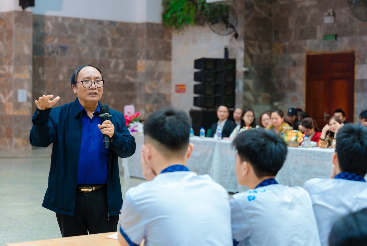 Nhà thơ Trần Đăng Khoa đánh thức trái tim của trẻ nghiện game: "Mẹ không cần một thiên tài ảo, mẹ cần một đứa con tử tế"