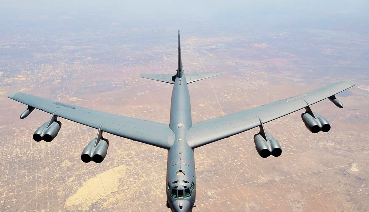 Mỹ bắt đầu triển khai oanh tạc cơ B-52 trên bầu trời Iran