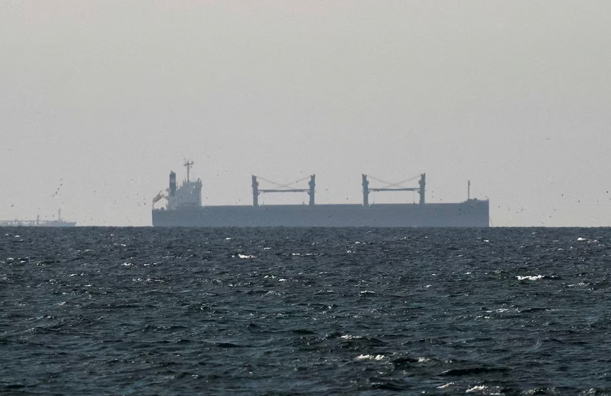 Được 4 tàu chiến hộ tống, tàu chở 45.000 tấn khí đốt của một nước châu Á "trót lọt" vượt eo biển Hormuz sau 20 tiếng đi giữa làn đạn, thuỷ lôi