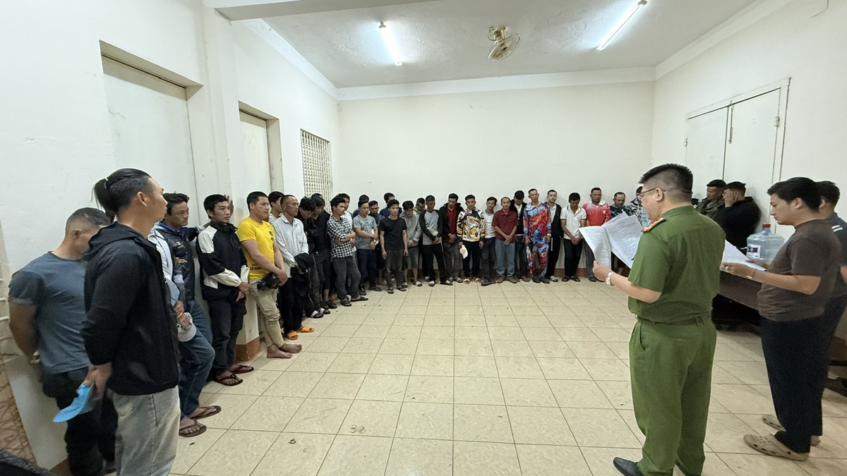 Cảnh sát bất ngờ đột kích hồ câu Lĩnh Đinh, đưa hàng chục"cần thủ" về trụ sở làm việc