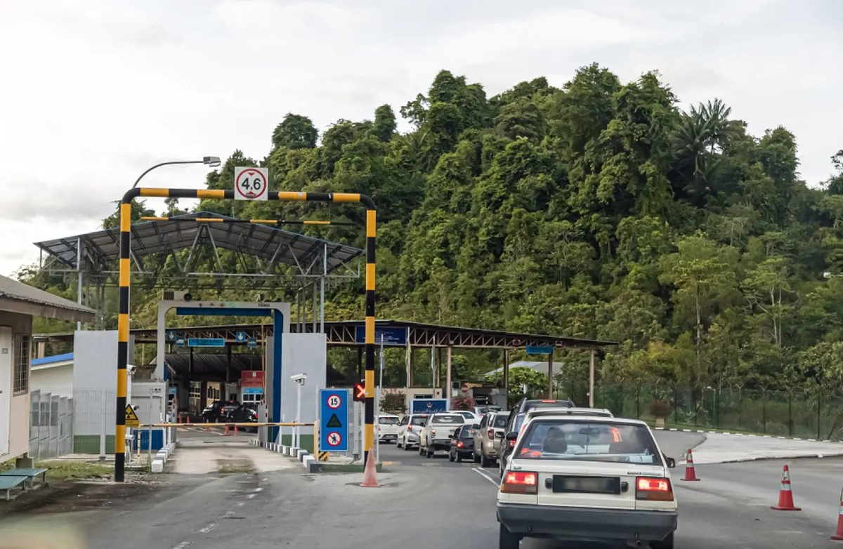 Xe phải đổ gần đầy bình xăng dầu mới được nhập cảnh nước láng giềng của Việt Nam