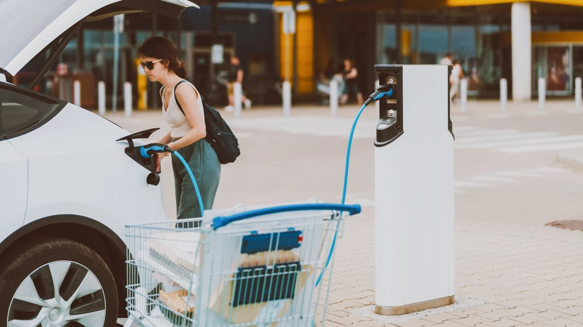 Lắp trạm sạc xe điện, các nhà bán lẻ Mỹ "bỏ túi...