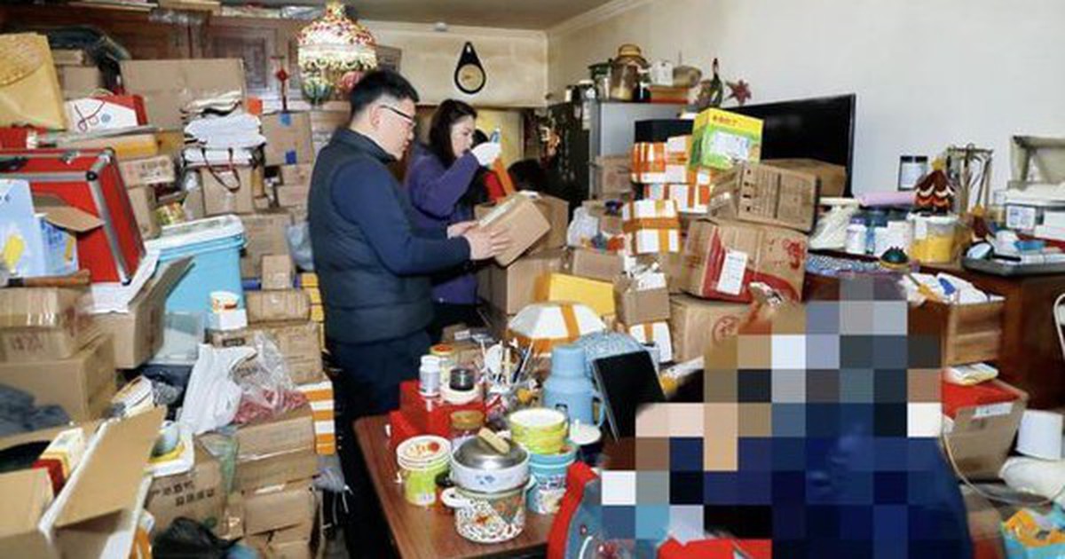 Cụ bà chốt hàng nghìn đơn online nhưng không bao giờ tháo hộp, 30 người dọn 12 giờ mới thấy mặt sàn: Phía sau là cả câu chuyện buồn