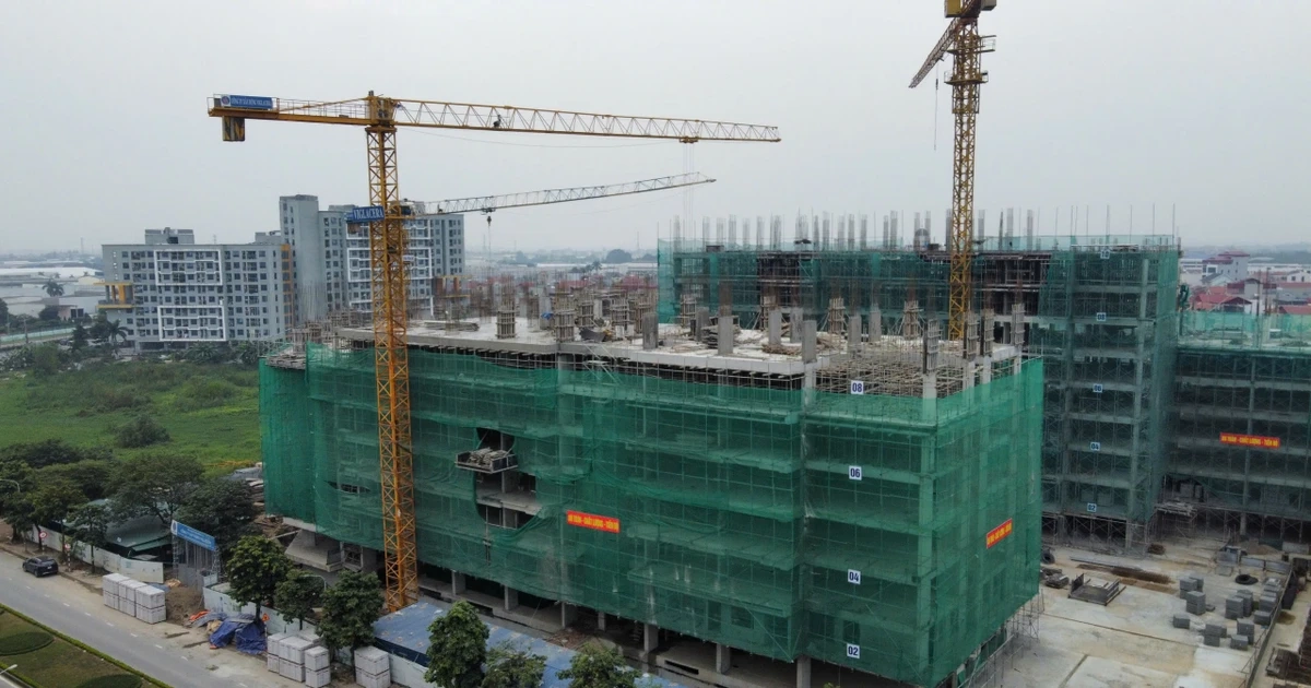 Doanh nghiệp bất động sản "đứng ngồi không yên"