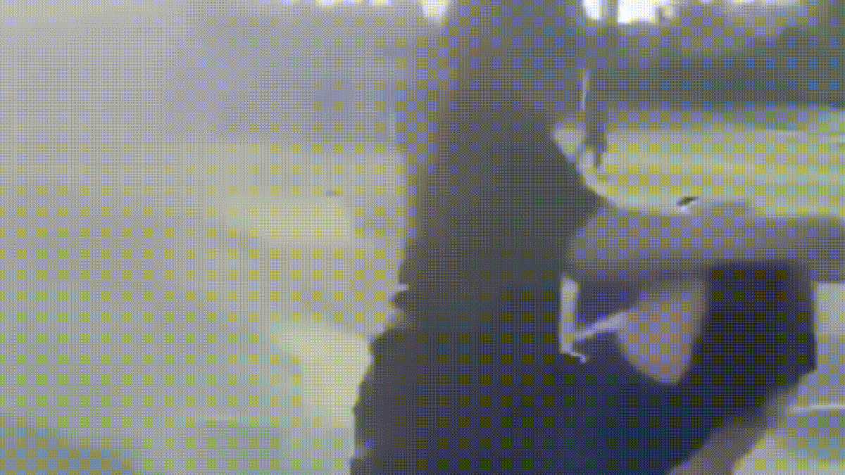 Xem clip con trai bị bạn đánh tới tấp, người mẹ lập tức báo công an