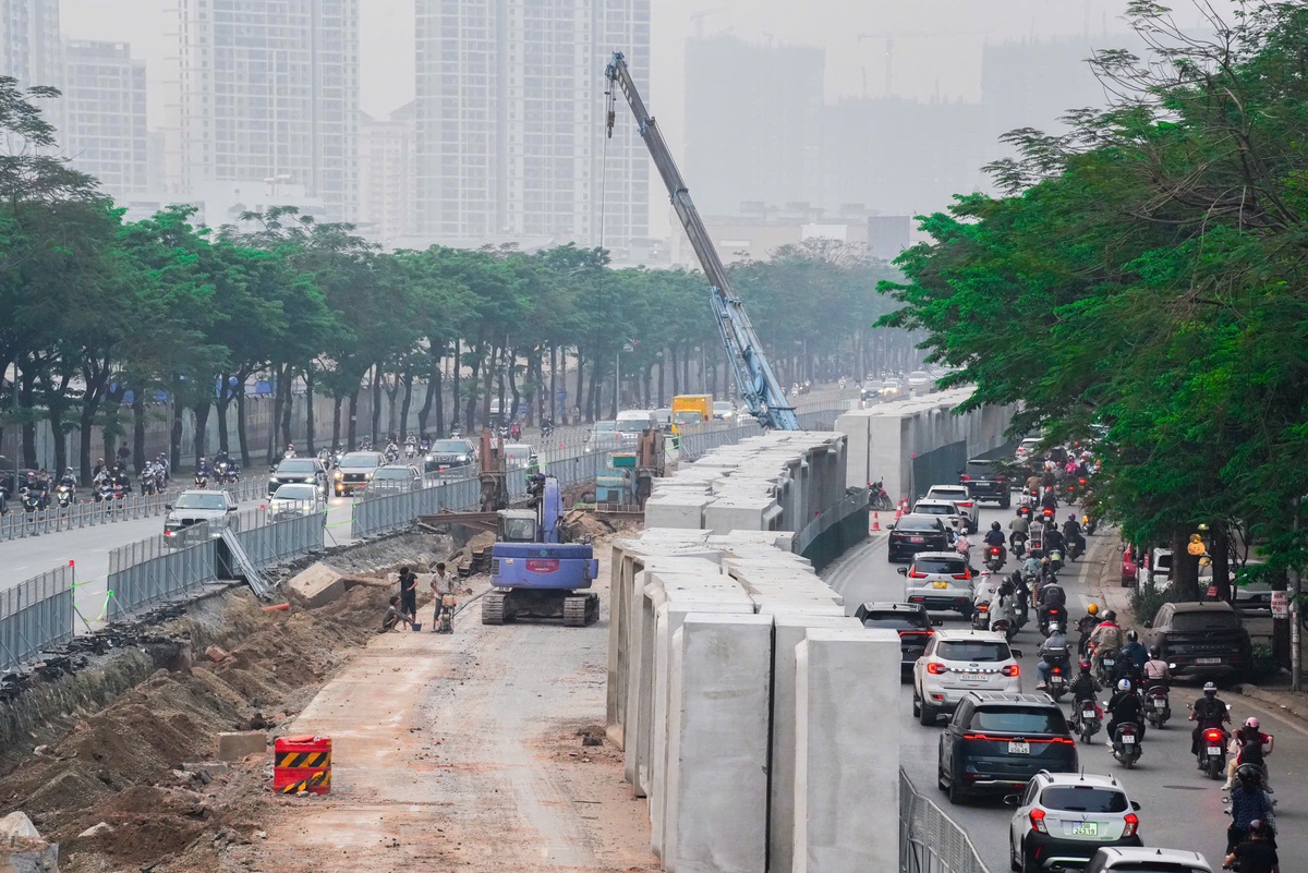 Rào chắn thi công bủa vây, người Hà Nội chật vật trong ùn tắc
