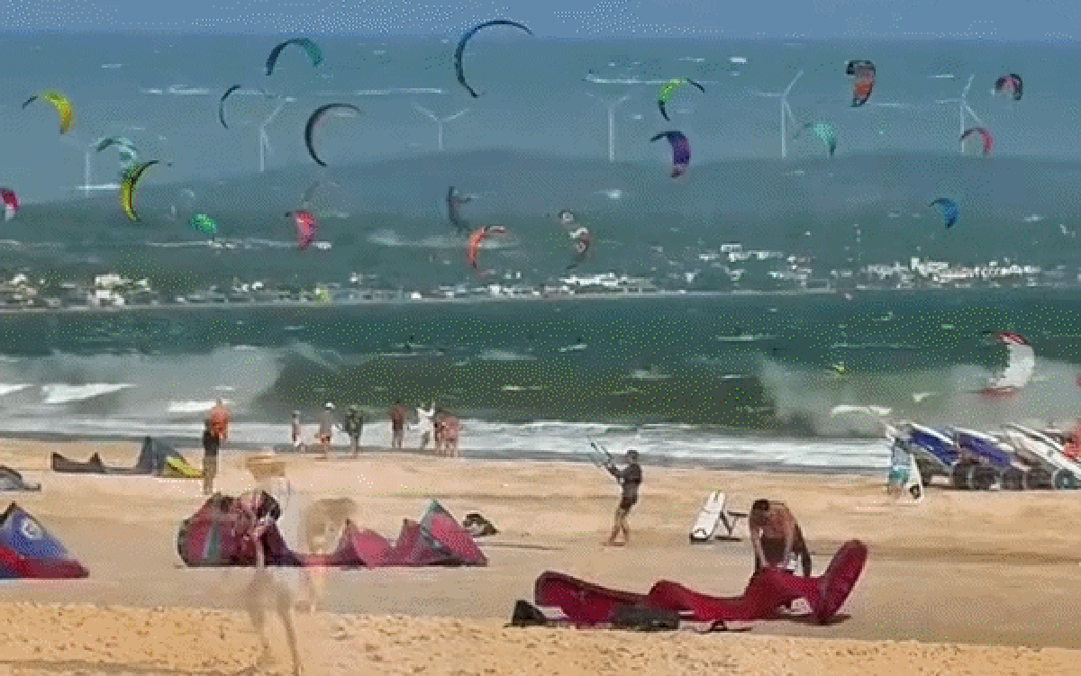 Bãi biển ở địa phương miền Trung đang nổi được du khách khen ngợi: "Như trong phim điện ảnh!"