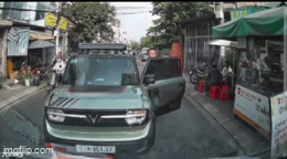 Tài xế vứt ô tô giữa đường bỏ đi, vài phút sau quay lại chửi bới, dọa đánh người