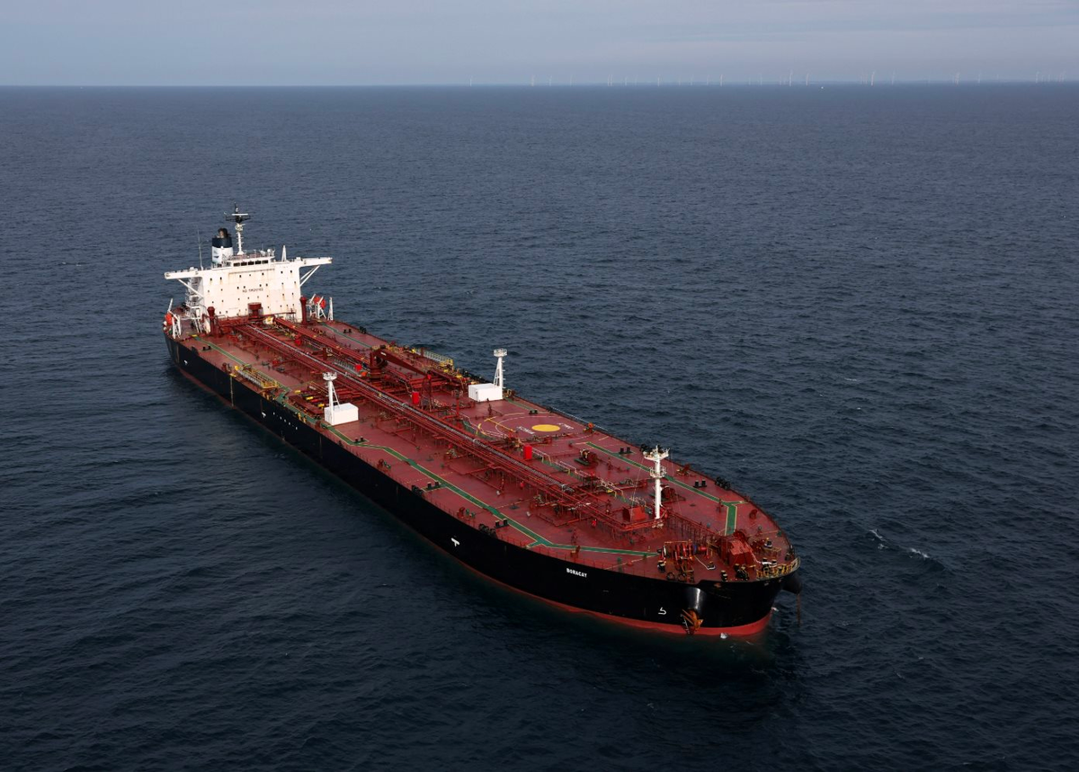 Siêu tàu treo cờ Nga, có khả năng chở hơn 2 triệu thùng dầu, bất ngờ được đi qua eo biển Hormuz