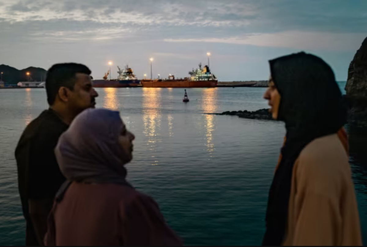 "Quýt làm, cam chịu": Iran lập trạm thu phí ở Hormuz, Mỹ "bình chân như vại" nhưng đồng minh vùng Vịnh của Nhà Trắng lại gánh chịu thiệt hại tới 14 tỷ USD