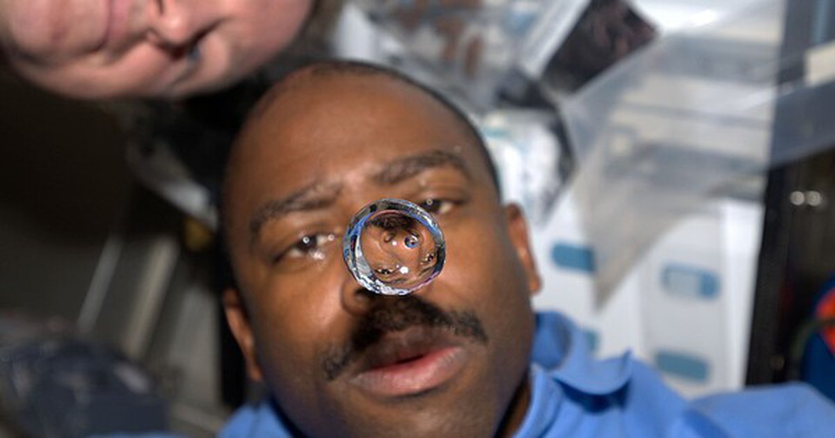 Trong môi trường không trọng lực, thức ăn do phi hành gia nuốt vào trôi xuống bụng như thế nào?